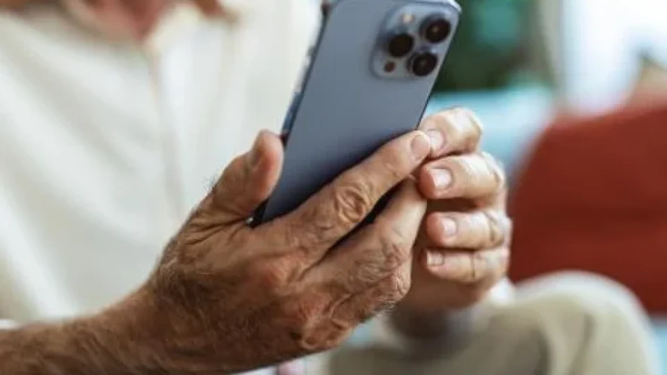 Estudo acendeu um alerta sobre os impactos do uso excessivo do celular entre pessoas com mais de 60 anos