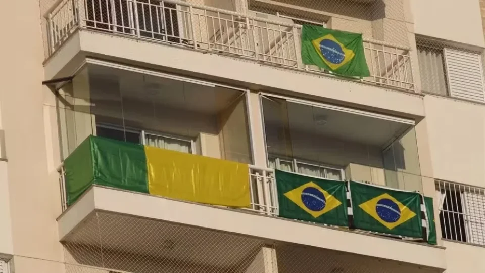 Condomínios no ES entram em polêmica após ameaça de multa por bandeiras do Brasil em varanda