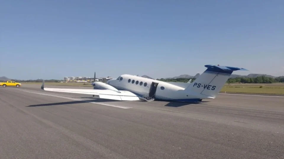 Avião faz pouso de emergência no Aeroporto de Vitória após falha no trem de pouso