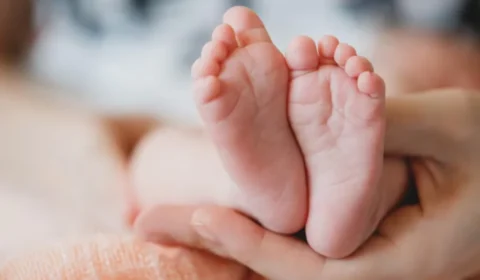 Bebê de 28 dias morre com sinais de violência e pais são presos