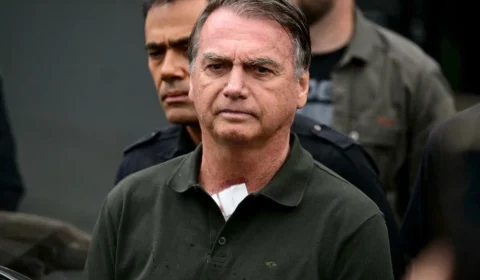 Defesa de Bolsonaro pede prorrogação da prisão domiciliar e decisão fica nas mãos de Moraes