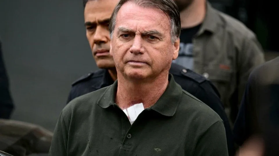 Defesa de Bolsonaro pede prorrogação da prisão domiciliar e decisão fica nas mãos de Moraes