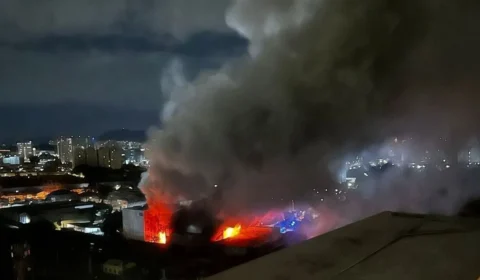 Incêndio de grandes proporções atinge galpões na Lapa e mobiliza força-tarefa dos Bombeiros em São Paulo