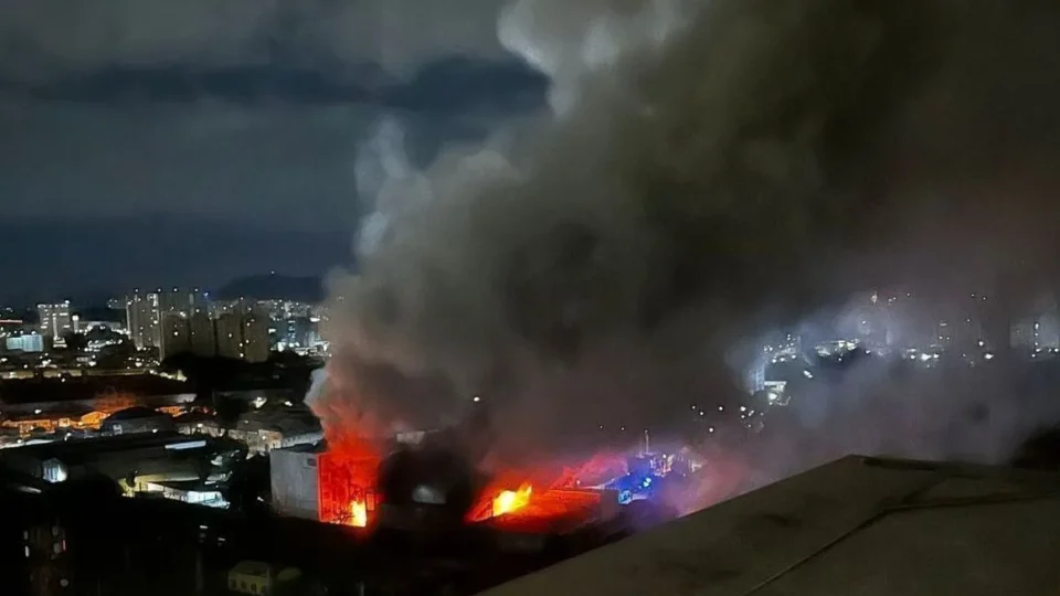 Incêndio de grandes proporções atinge galpões na Lapa e mobiliza força-tarefa dos Bombeiros em São Paulo