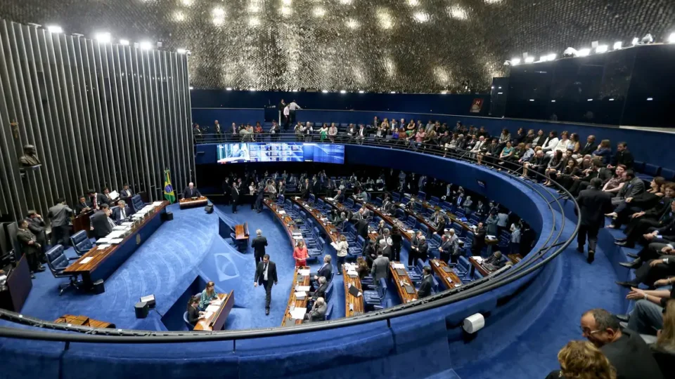 Como alternativa ao fim da escala 6×1, setor empresarial pressiona Senado pela PEC do Trabalho Flexível