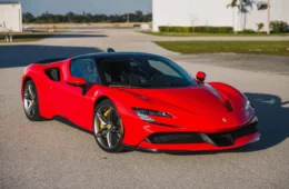 Ferrari de R$ 4 milhões é negociada com relógio falso e cheques sem fundo em suposto golpe milionário