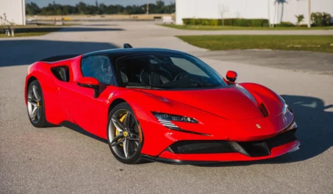 Ferrari de R$ 4 milhões é negociada com relógio falso e cheques sem fundo em suposto golpe milionário