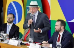 Lula critica Trump e diz que possível cobrança pela passagem no Estreito de Ormuz seria “pirataria”