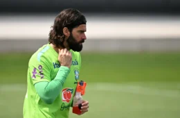 Alisson vira 3º goleiro com mais jogos do Brasil em Mundiais