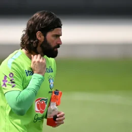 Alisson vira 3º goleiro com mais jogos do Brasil em Mundiais