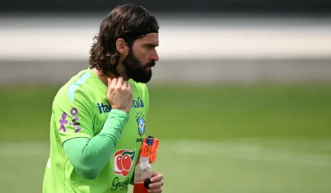 Alisson vira 3º goleiro com mais jogos do Brasil em Mundiais