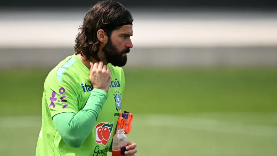 Alisson vira 3º goleiro com mais jogos do Brasil em Mundiais