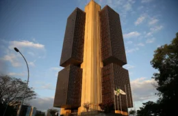 Boletim Focus eleva projeções de Selic, inflação e PIB em 2026