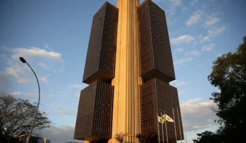Boletim Focus eleva projeções de Selic, inflação e PIB em 2026