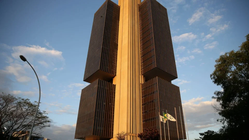 Boletim Focus eleva projeções de Selic, inflação e PIB em 2026