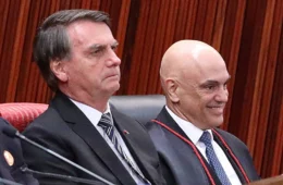 Alexandre de Moraes dá 24 horas para defesa de Bolsonaro explicar apreensão de arma em carro oficial