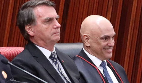 Alexandre de Moraes dá 24 horas para defesa de Bolsonaro explicar apreensão de arma em carro oficial