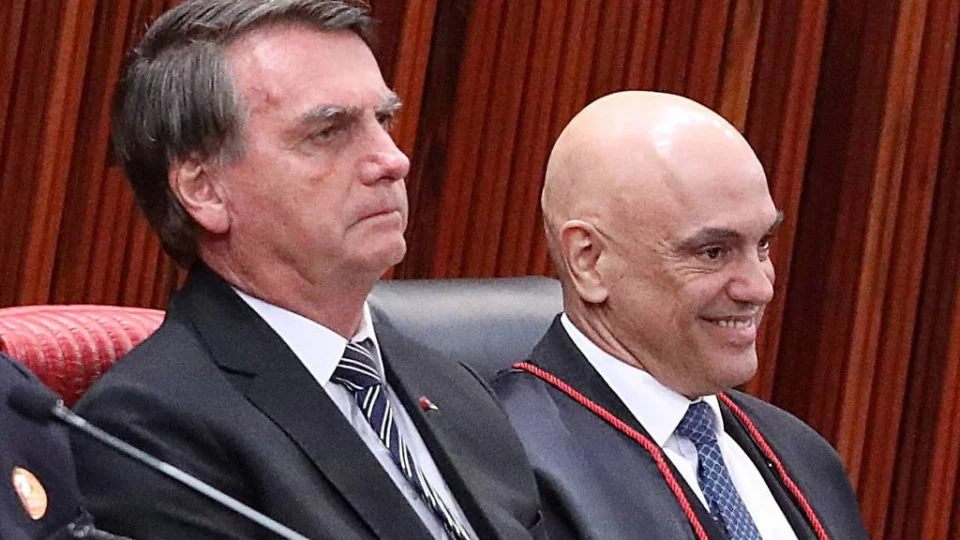 Alexandre de Moraes dá 24 horas para defesa de Bolsonaro explicar apreensão de arma em carro oficial