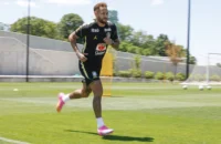 Neymar volta a treinar com a Seleção e anima torcida brasileira em meio à recuperação de lesão