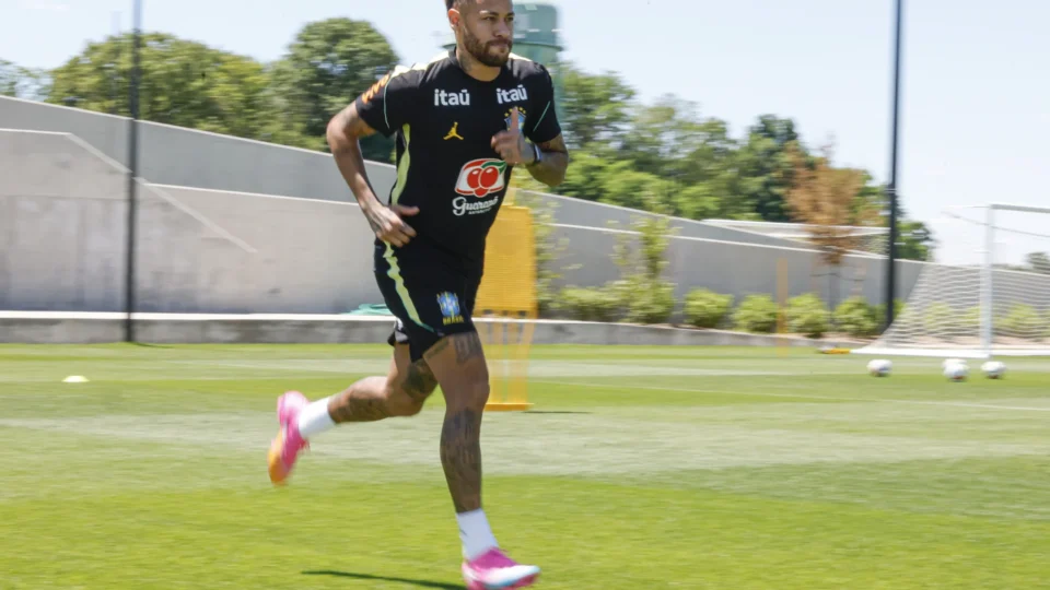 Neymar volta a treinar com a Seleção e anima torcida brasileira em meio à recuperação de lesão