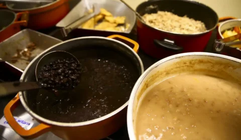 Comer em casa fica mais caro: preço dos alimentos tem maior salto para maio em 18 anos