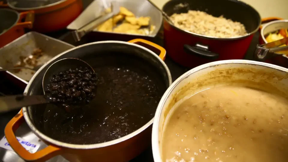 Comer em casa fica mais caro: preço dos alimentos tem maior salto para maio em 18 anos