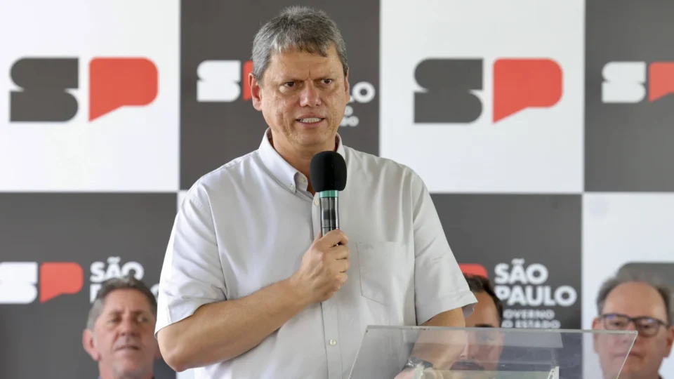Tarcísio demite investigador acusado de receber propina em esquema revelado por delator do PCC