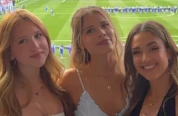 Jessica Alba transforma Mundial e moda em vitrine familiar