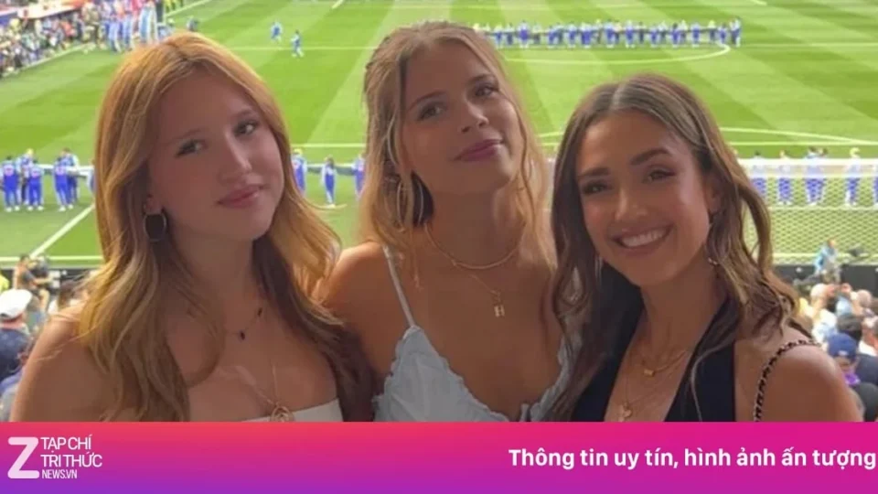 Jessica Alba une família, moda e futebol em 2026