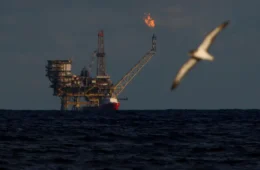 Petróleo despenca 5% e atinge menor valor desde março com anúncio de paz entre EUA e Irã