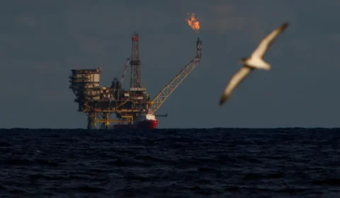 Petróleo despenca 5% e atinge menor valor desde março com anúncio de paz entre EUA e Irã