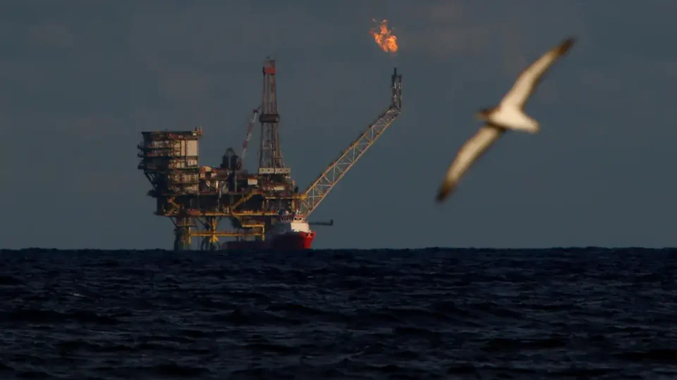 Petróleo despenca 5% e atinge menor valor desde março com anúncio de paz entre EUA e Irã