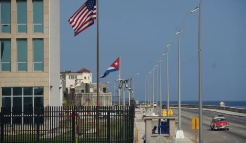EUA asfixiam Cuba com novas sanções e Trump faz ameaça direta