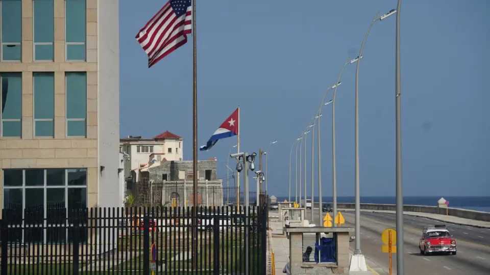 EUA asfixiam Cuba com novas sanções e Trump faz ameaça direta