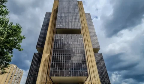 Selic cai para 14,25%, mas especialistas alertam: crédito continuará caro para empresas até 2027
