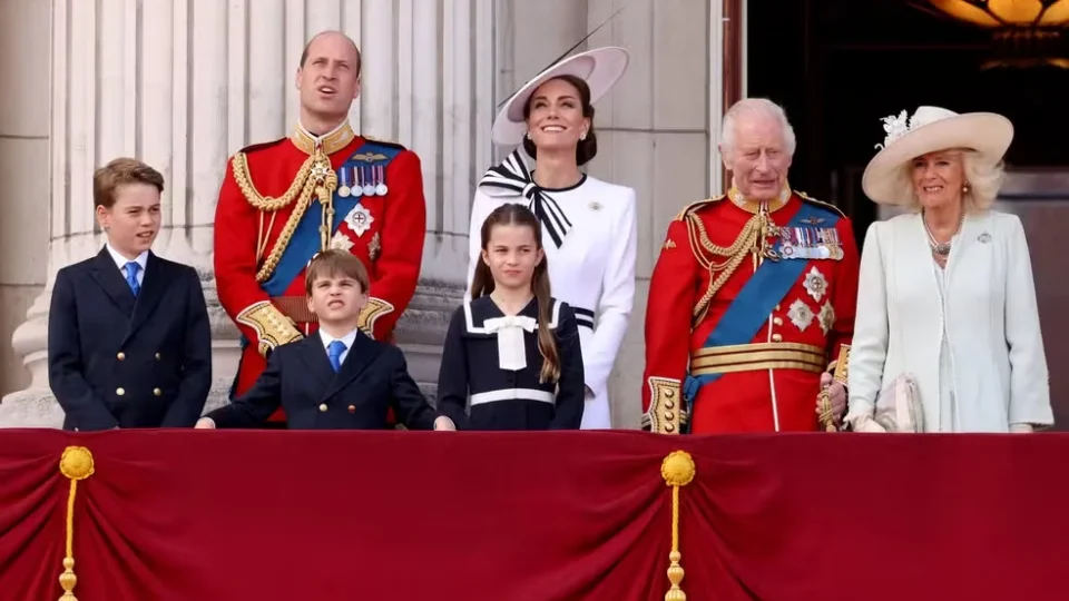 Kate homenageia Lady Di e aparece com George em rara agenda