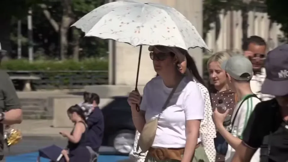 Solstício de verão chega com onda de calor extremo na Europa e provoca caos no transporte com cancelamento de trens