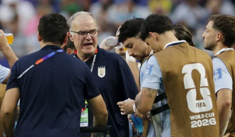 Rebelião no Uruguai: elenco se volta contra Bielsa às vésperas de decisão