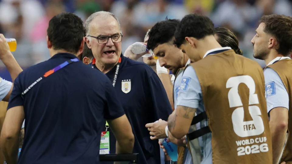 Rebelião no Uruguai: elenco se volta contra Bielsa às vésperas de decisão