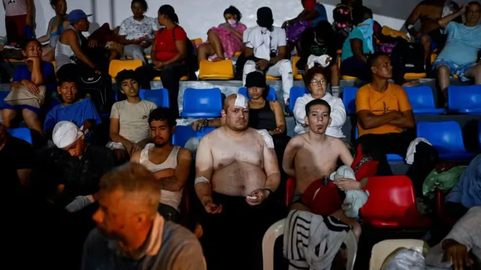 Hospital desaba após terremotos e famílias precisam levar corpos de parentes até necrotério na Venezuela