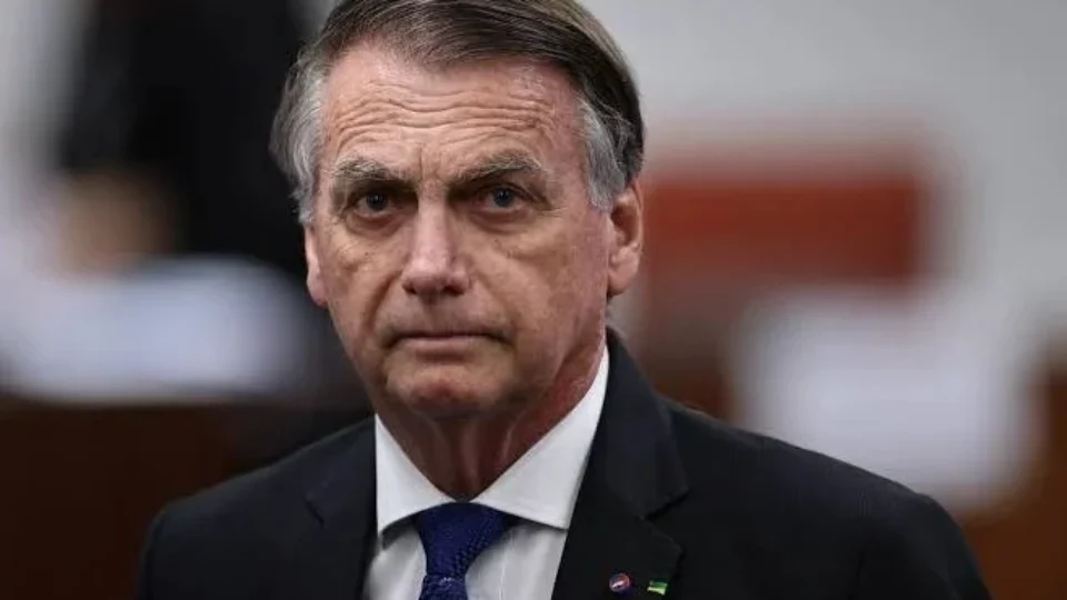 Bolsonaro tem aumento nas crises de soluço e segue sob acompanhamento médico em casa