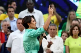 Michelle Bolsonaro deixa de seguir enteados nas redes e amplia rumores sobre crise na família Bolsonaro