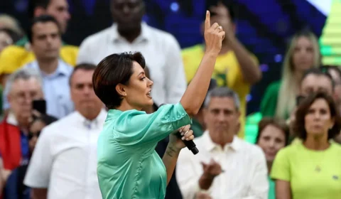 Michelle Bolsonaro deixa de seguir enteados nas redes e amplia rumores sobre crise na família Bolsonaro