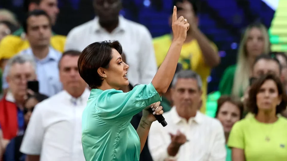 Michelle Bolsonaro deixa de seguir enteados nas redes e amplia rumores sobre crise na família Bolsonaro