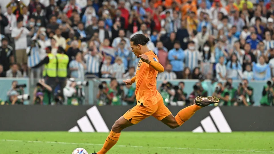 Holanda perde nos pênaltis, é eliminada de forma dramática e quebra recorde negativo histórico no torneio mundial
