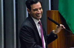 Relator apresenta novo parecer sobre fim da escala 6×1 a líderes da Câmara