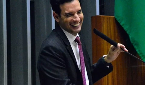 Relator apresenta novo parecer sobre fim da escala 6×1 a líderes da Câmara