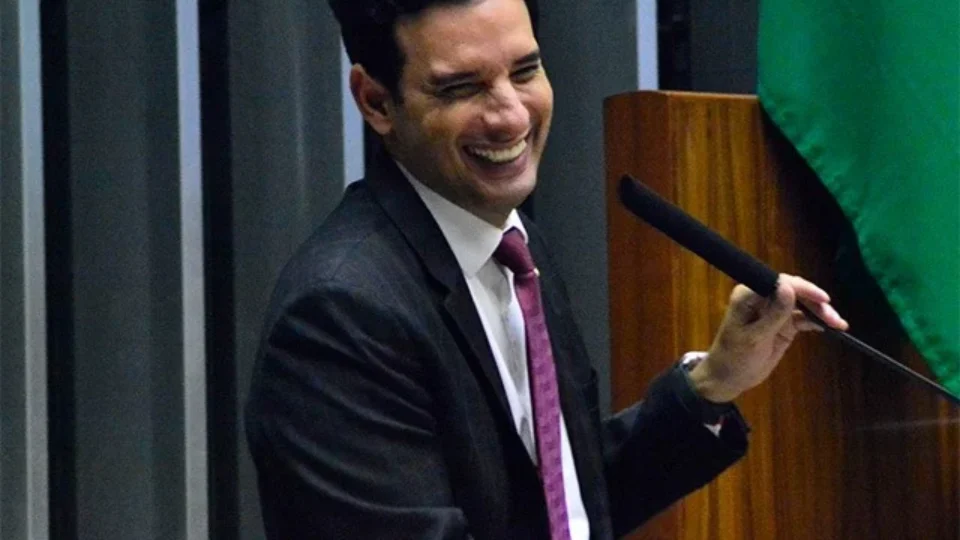 Relator apresenta novo parecer sobre fim da escala 6×1 a líderes da Câmara