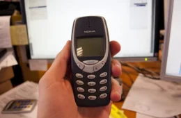 Nokia “tijolão”, jogo da cobrinha e SMS: como era o celular mais popular quando o Brasil conquistou seu último título mundial