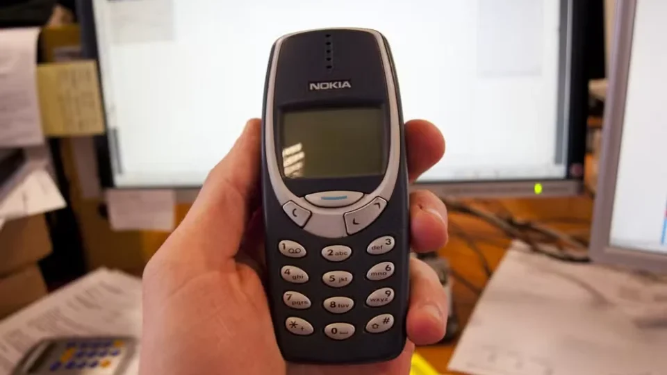 Nokia “tijolão”, jogo da cobrinha e SMS: como era o celular mais popular quando o Brasil conquistou seu último título mundial